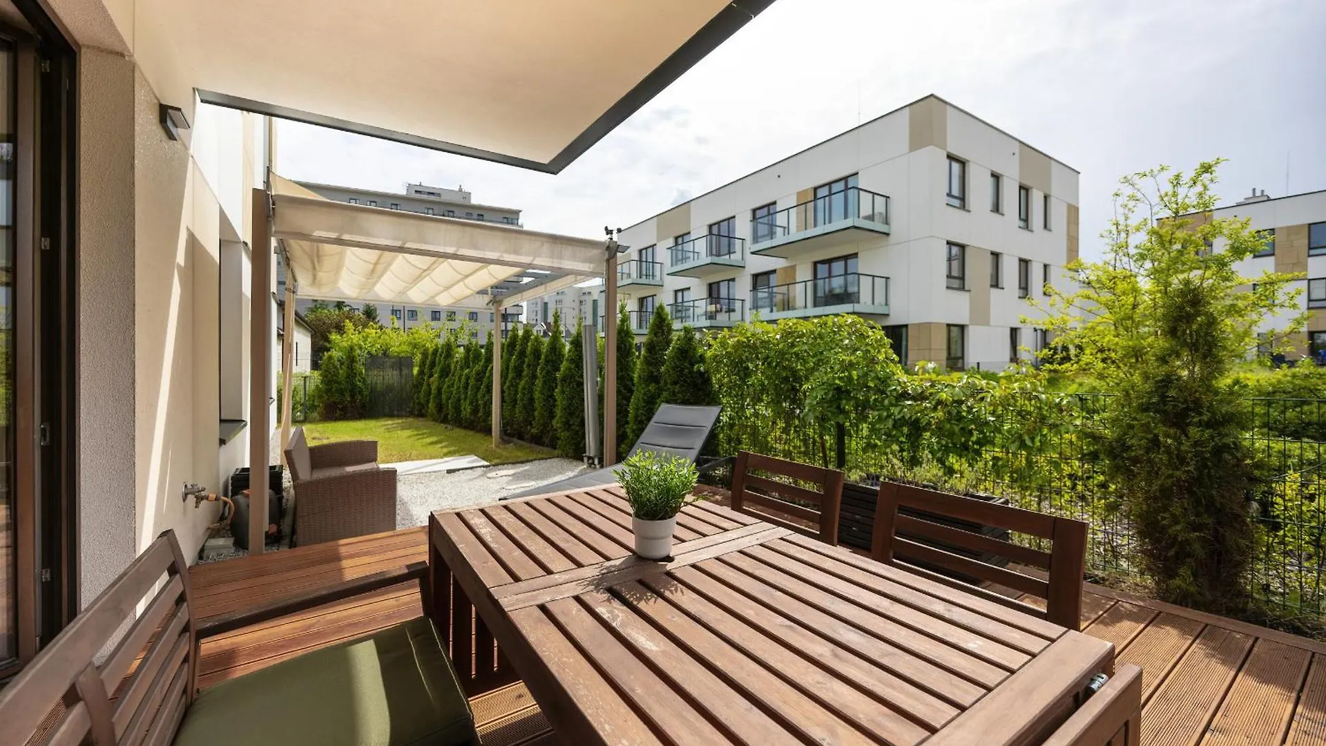 Spacious Family Apartment With Garden & Parking By Noclegi Renters 华沙