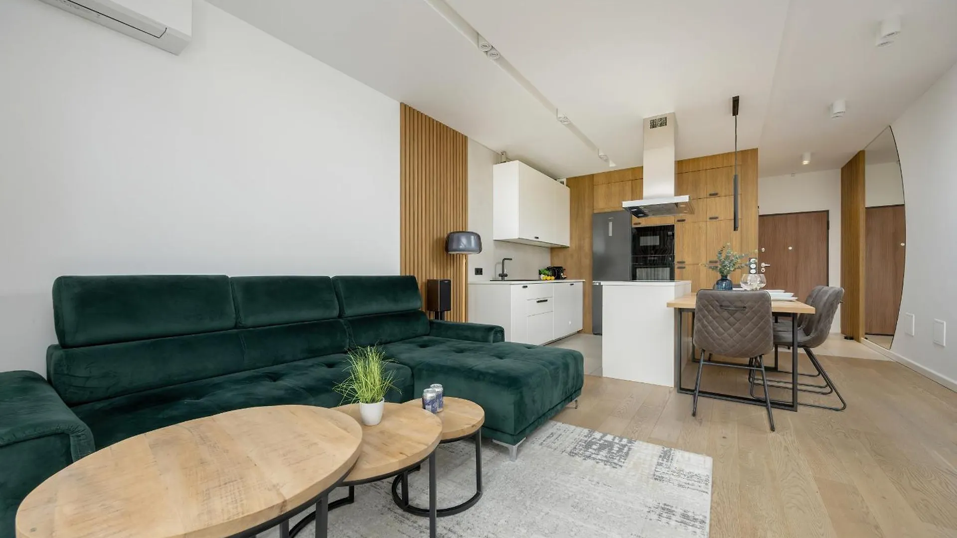 Spacious Family Apartment With Garden & Parking By Noclegi Renters 华沙